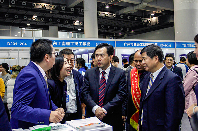 現(xiàn)場(chǎng)吸引了許多專業(yè)觀眾和外國友人的駐足