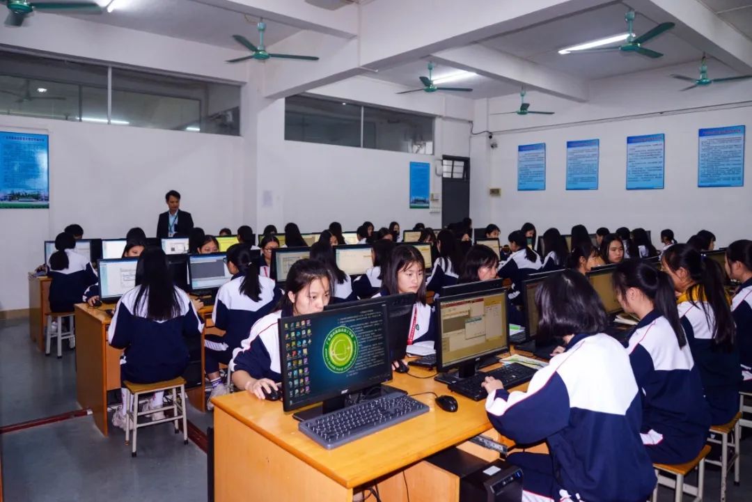 2018 11 21 計算機(jī)系實(shí)訓(xùn)機(jī)房1--有學(xué)生3.jpg 圖片