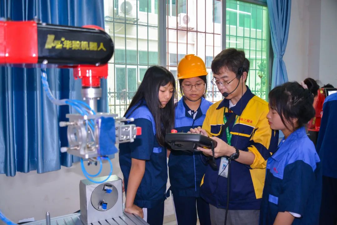 2021 05 10 學生操作工業(yè)機器人 照片 (2).jpg 圖片